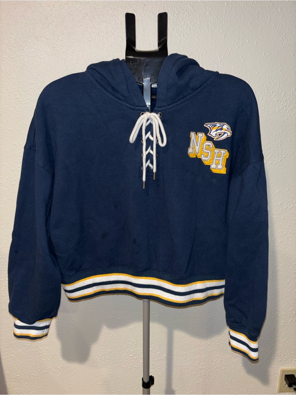 Nashville Predators Cropped Hoodie XXL — Stains